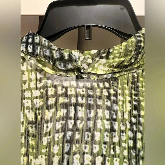 Jones New York animal printed Ruffled button down shirt size 14, like new - Picture 7 of 10